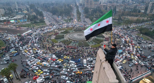 ساحة الأمويين في سوريا مع رفع علم الثورة، تمثل الأمل في إعادة الإعمار والنمو التكنولوجي.