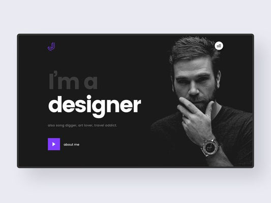 بيئة عمل إبداعية لتصميم مواقع شخصية، تعرض لابتوب حديث مع واجهة تصميم موقع، وأدوات مكتبية مثل دفتر وقلم وهاتف ذكي، تعكس الاحترافية والتصميم العصري لعام 2024.
