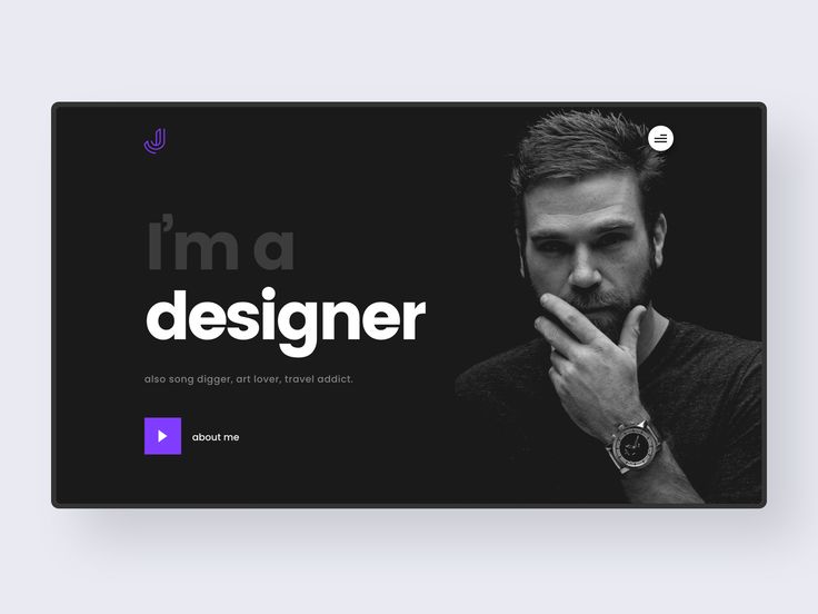 بيئة عمل إبداعية لتصميم مواقع شخصية، تعرض لابتوب حديث مع واجهة تصميم موقع، وأدوات مكتبية مثل دفتر وقلم وهاتف ذكي، تعكس الاحترافية والتصميم العصري لعام 2024.